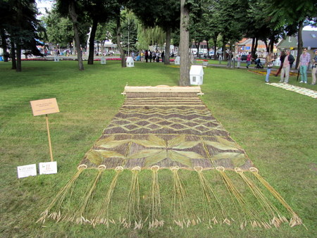Debeikių moterų saulės atokaitoje patiestas augalinis rankšluostis.
